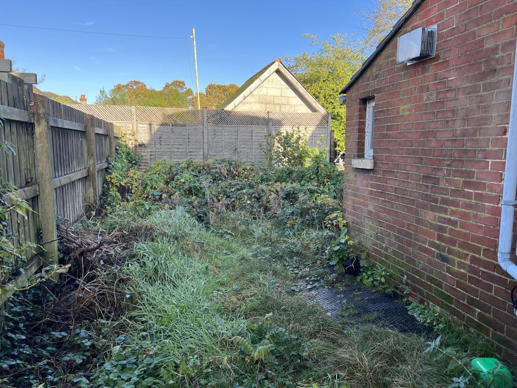 Lot: 114 - DETACHED HOUSE FOR REFURBISHMENT - Garden